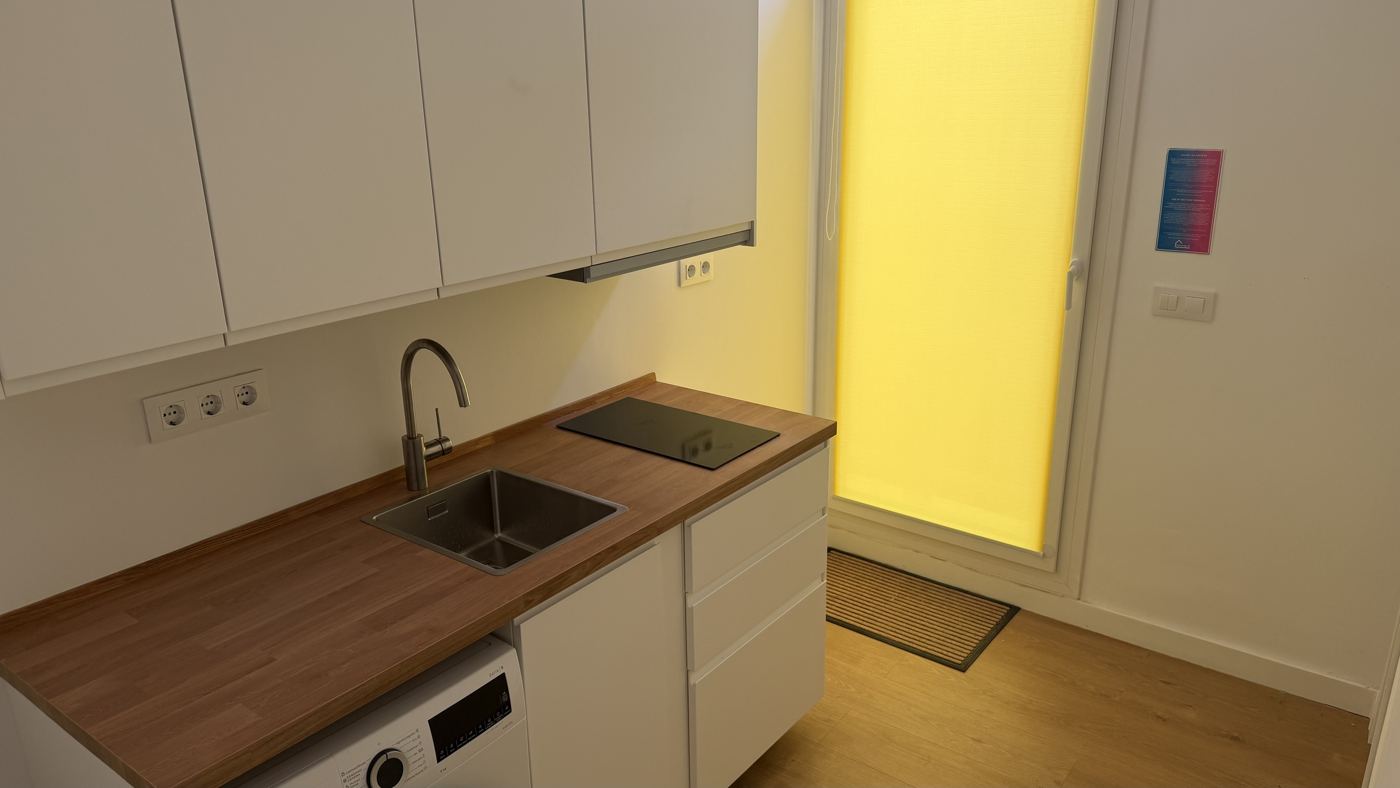 Cocina de la primera planta con placa, fregadero y lavadora