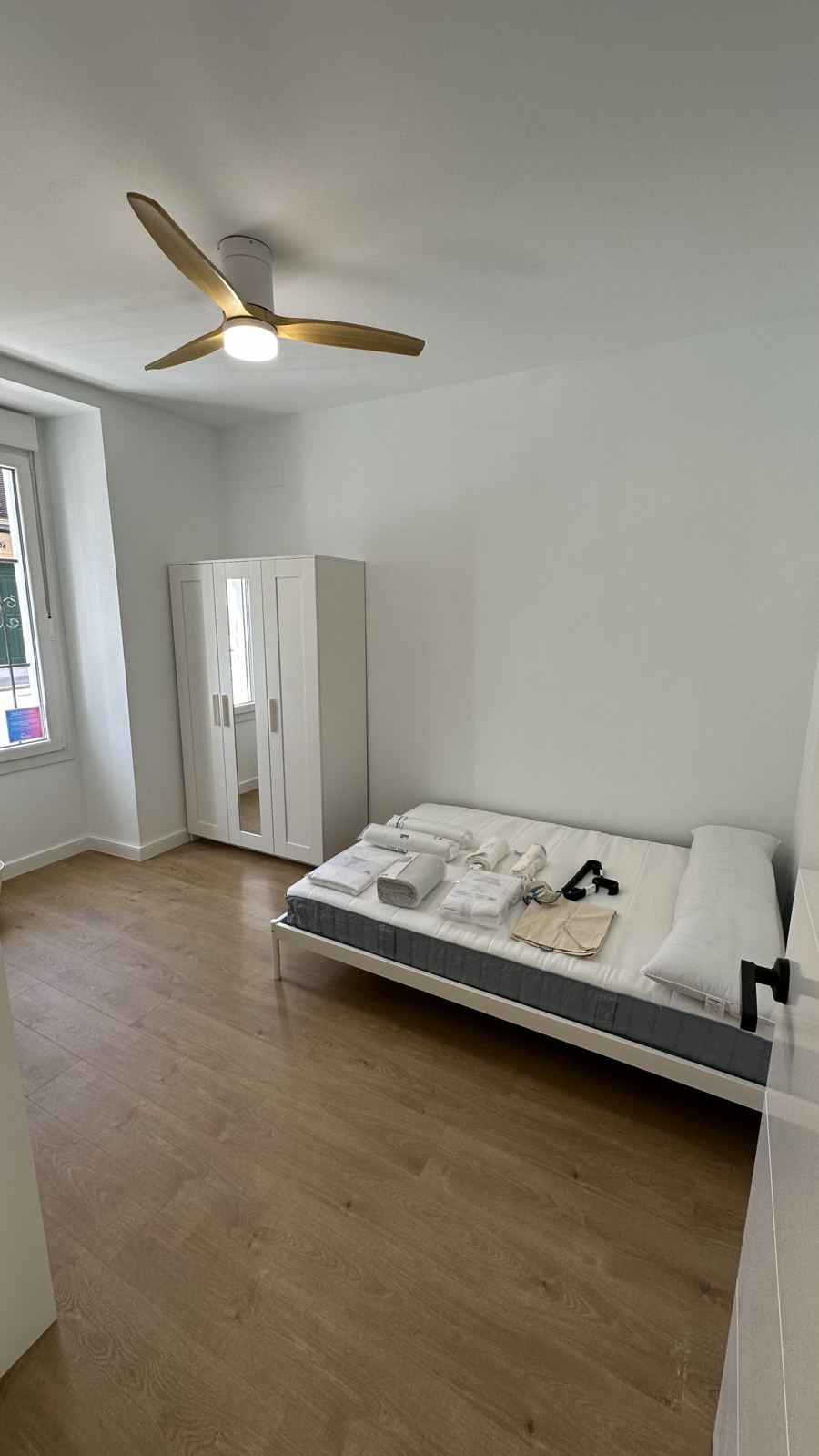 Habitación con cama de 140 cm y armario con espejo